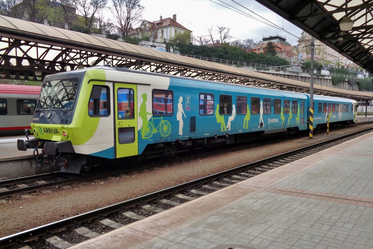 Am 6 April 2017 steht Arriva 845 001 in Praha hl.n. mit das buntere Farbenschema.