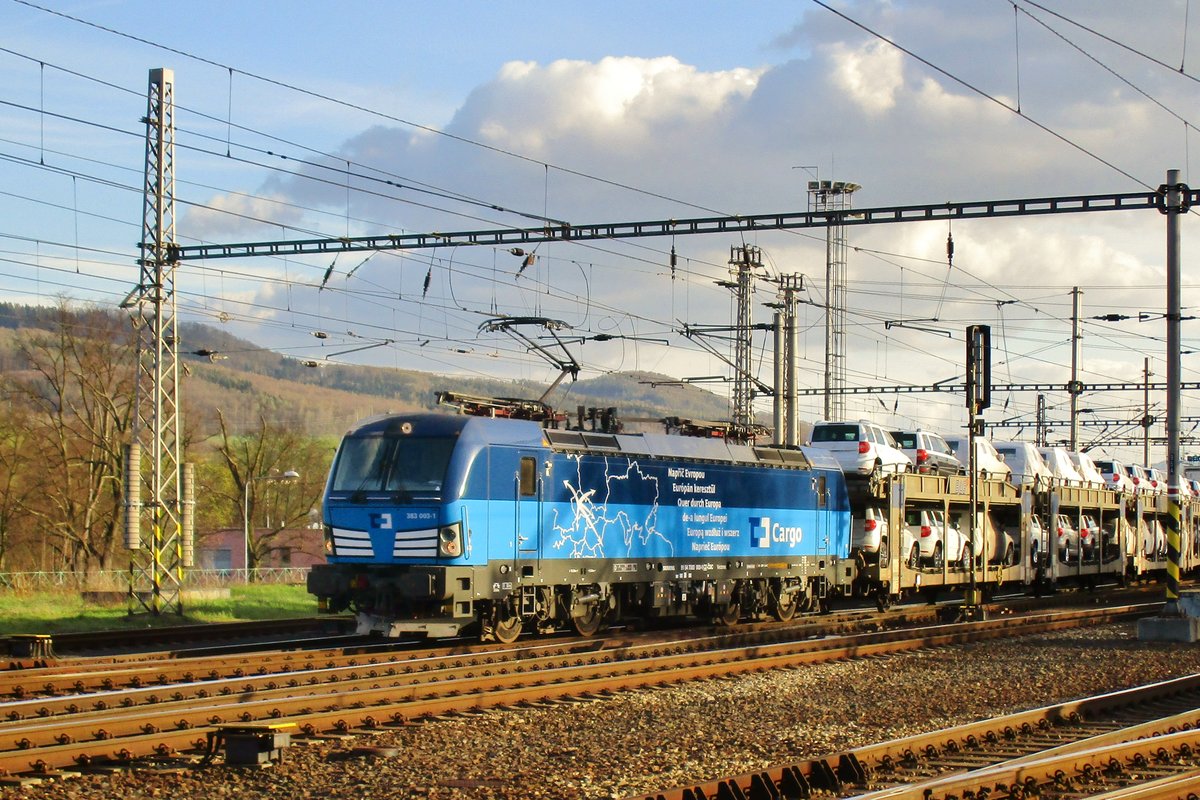 Am 6 April 2018 zieht 383 003 ein BLG Ganzzug durch Decin hl.n.