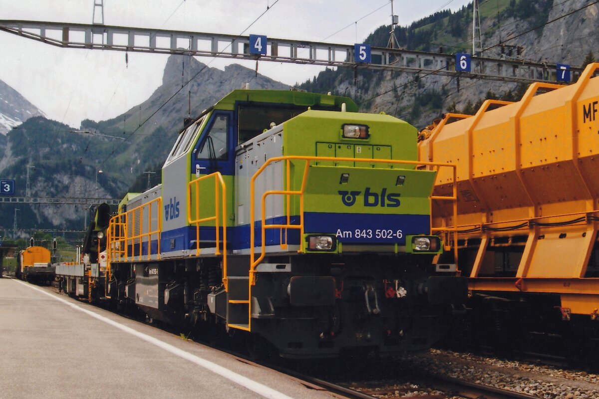 Am 6 Juni 2009 durchfahrt BLS 843 502 Kandersteg.