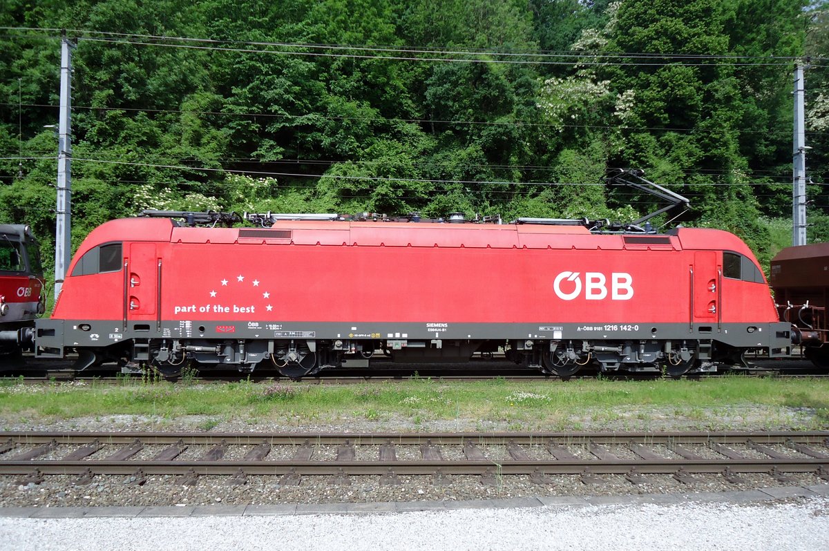 Am 6 Juni 2016 steht 1216 142 in Leoben Hbf.