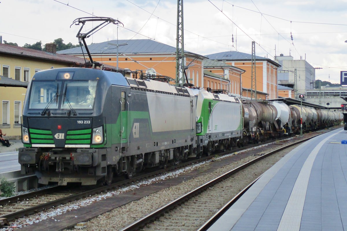 Am 6 September 2018 durchfahrt 193 233 mit ein Kesselwagenzug Passau.