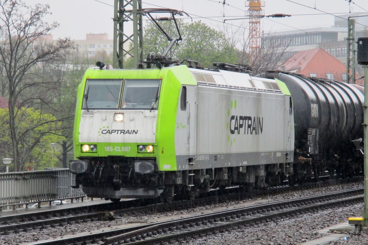 Am 7 April 2017 duscht CT 185-CL-007 sich in Dresden Hbf.