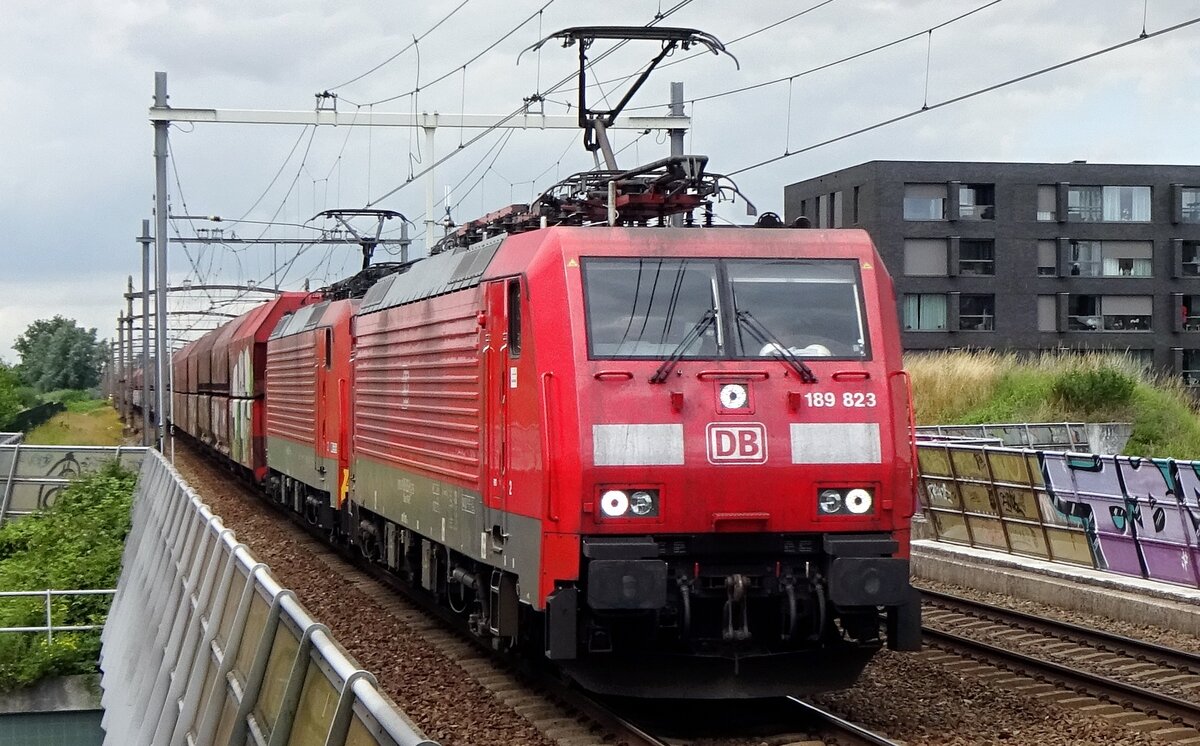 Am 7 Juli 2021 durchfahrt DB 189 823 samt Kohlezug Tilburg-Reeshof.