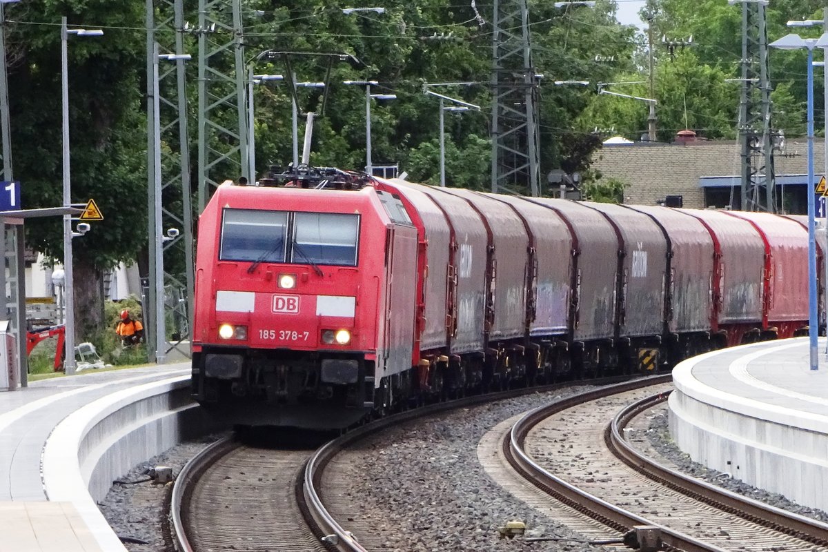 Am 7 Juni 2019 dönnert ein Stahlzug mit 185 378 durch Remagen.