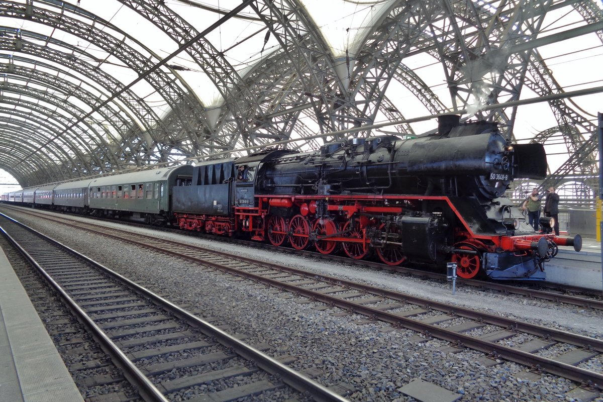 Am 8 April 2018 steht 50 3648 mit ein Sonderzug in Dresden Hbf während das Dampfloktreffen. 