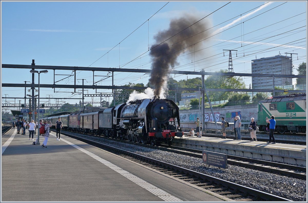 Am 8. Juni 2019 bot die Association 141 R 568 eine Dampfzug zum  Schweizer Dampffestival 2019  der Blonay-Chamby Bahn an, der welcher von Vallorbe via Genève nach Vevey fuhr, um den Fahrgästen wie gewohnt auch kulinarisch Auserlesenes zu bieten. 
In Vevey bestand Anschluss mit einem Blonay-Chamby-Extrazug nach Chaulin, die Rückfahrt erfolgt via Morges. 

Das Bild zeigt die Abfahrt des Dampfzuges in Morges. Wie befürchtet, leider ziemlich im Gegenlicht. 

8. Juni 2019