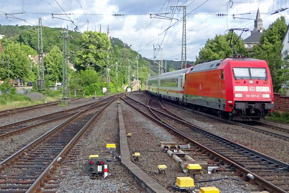 Am 8 Juni 2019 schiebt 101 037 ein IC aus Remagen aus.