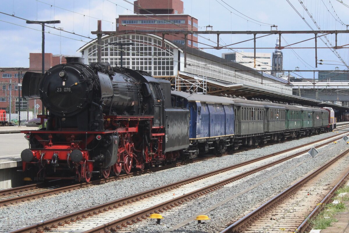 Am 8 Juni 2024 steht 23 076 samt Museumszug in Amersfoort anlasslich der 150.Jahresjubiläum der Oosterspoorlijn. 