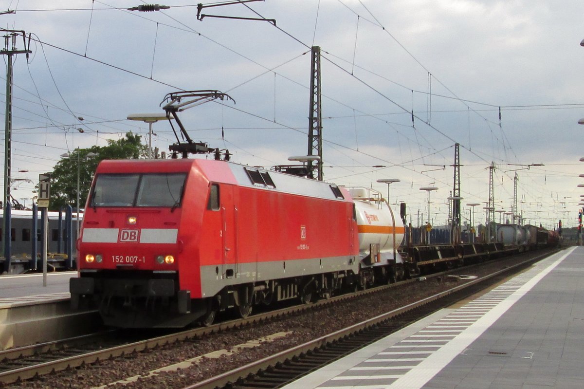 Am 8 September 2015 durchfahrt 152 007 Celle.