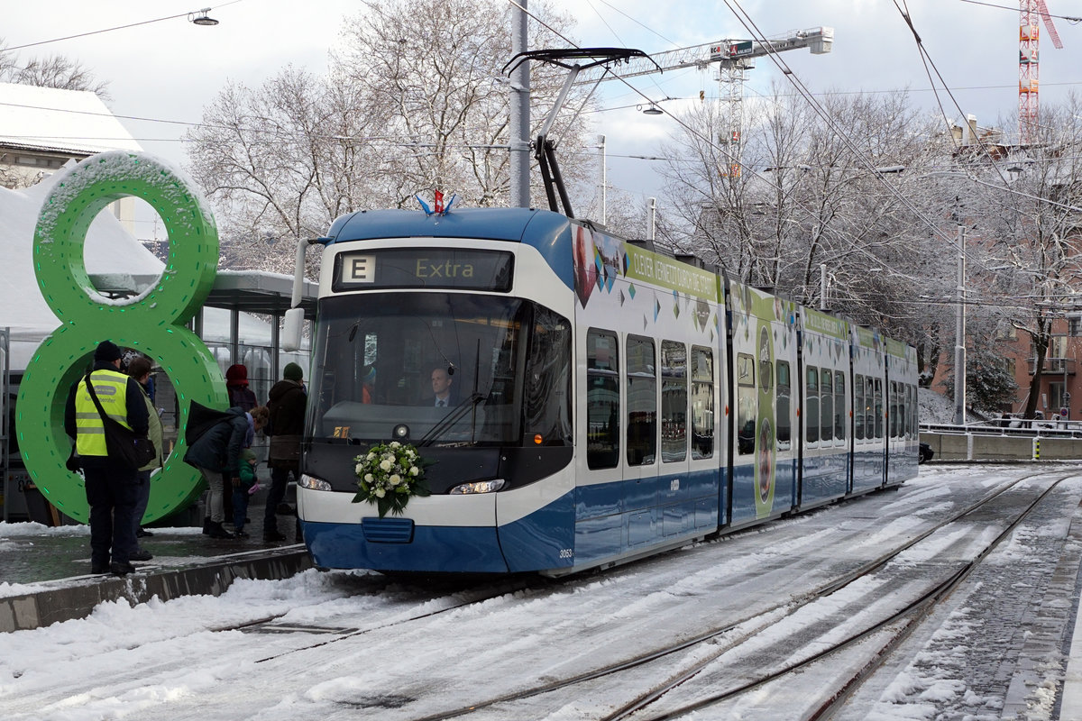 Am 9. Dezember 2017 konnten die Verkehrsbetriebe Zrich sowie die Basler Verkehrsbetriebe anlsslich von grossen Tramfesten Streckenausbauten einweihen, die ab dem kommenden Fahrplanwechsel vom 10. Dezember 2017 planmssig befahren werden.
VBZ Zri Linie TRAMVERBINDUNG HARDBRUECKE
Die neue Linie 8 schafft Anschluss quer durch Zrich
Ihre Vorteile:
1. Anwohner und Beschftigte in den Kreisen 4 und 5 erhalten direkten Anschluss an die S-Bahnen am Bahnhof Hardbrcke.
2. Die Arbeitspltze in Zrich-West werden noch besser erschlossen.
3. Zugpendler erhalten beim Bahnhof Hardbrcke einen bequemen Anschluss ans Zrcher Tramnetz.
4. Vom Paradeplatz und Stauffacher fhrt eine direkte Linie via Hardbrcke ins Hardturm-Quartier.
5. Die Tramlinie verbindet die Kultur-und Unterhaltungsangebote der beiden lebhaften Quartiere 4 und 5.
Impressionen vom 9. Dezember 2017.
Foto: Walter Ruetsch
