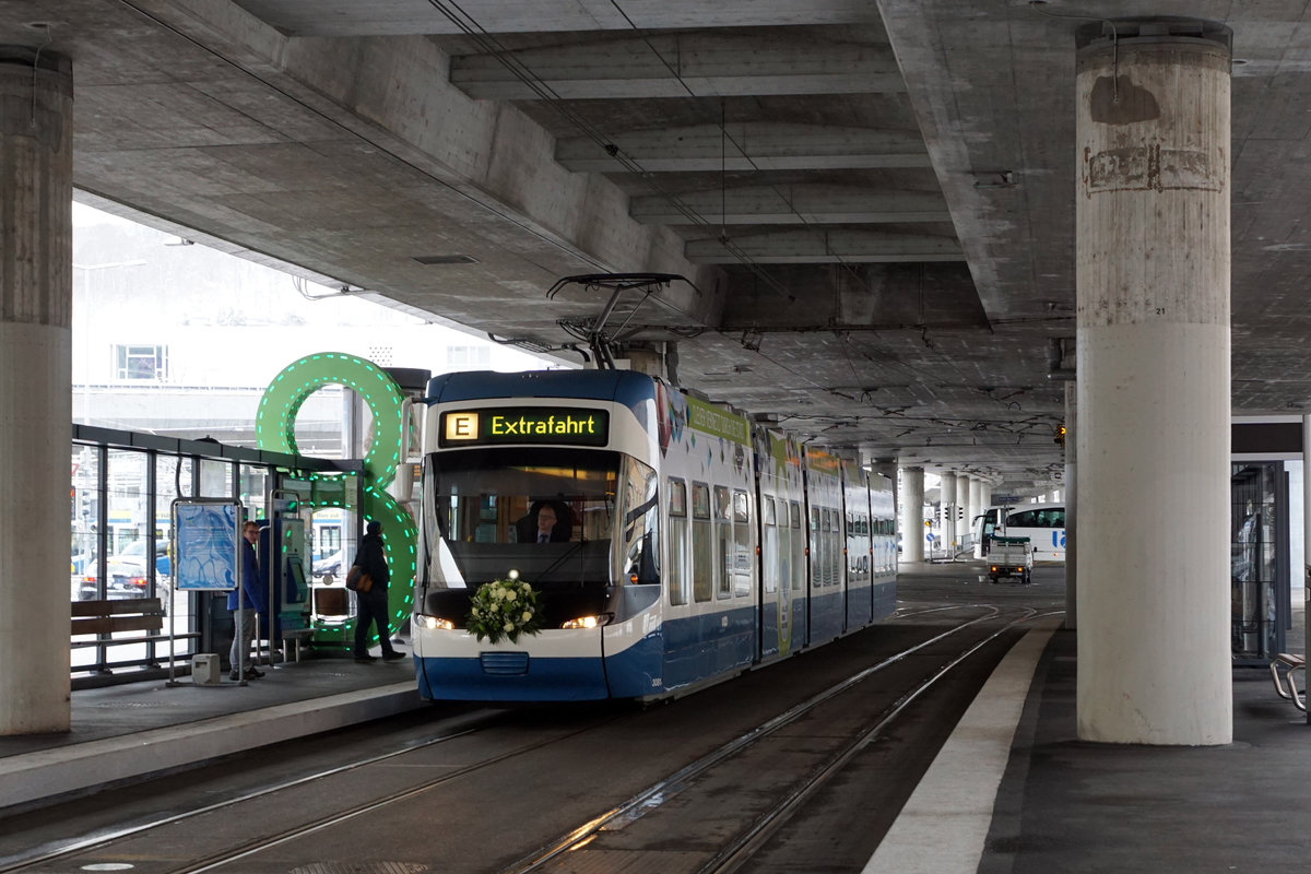 Am 9. Dezember 2017 konnten die Verkehrsbetriebe Zrich sowie die Basler Verkehrsbetriebe anlsslich von grossen Tramfesten Streckenausbauten einweihen, die ab dem kommenden Fahrplanwechsel vom 10. Dezember 2017 planmssig befahren werden.
VBZ Zri Linie TRAMVERBINDUNG HARDBRUECKE
Die neue Linie 8 schafft Anschluss quer durch Zrich
Ihre Vorteile:
1. Anwohner und Beschftigte in den Kreisen 4 und 5 erhalten direkten Anschluss an die S-Bahnen am Bahnhof Hardbrcke.
2. Die Arbeitspltze in Zrich-West werden noch besser erschlossen.
3. Zugpendler erhalten beim Bahnhof Hardbrcke einen bequemen Anschluss ans Zrcher Tramnetz.
4. Vom Paradeplatz und Stauffacher fhrt eine direkte Linie via Hardbrcke ins Hardturm-Quartier.
5. Die Tramlinie verbindet die Kultur-und Unterhaltungsangebote der beiden lebhaften Quartiere 4 und 5.
Impressionen vom 9. Dezember 2017.
Foto: Walter Ruetsch
