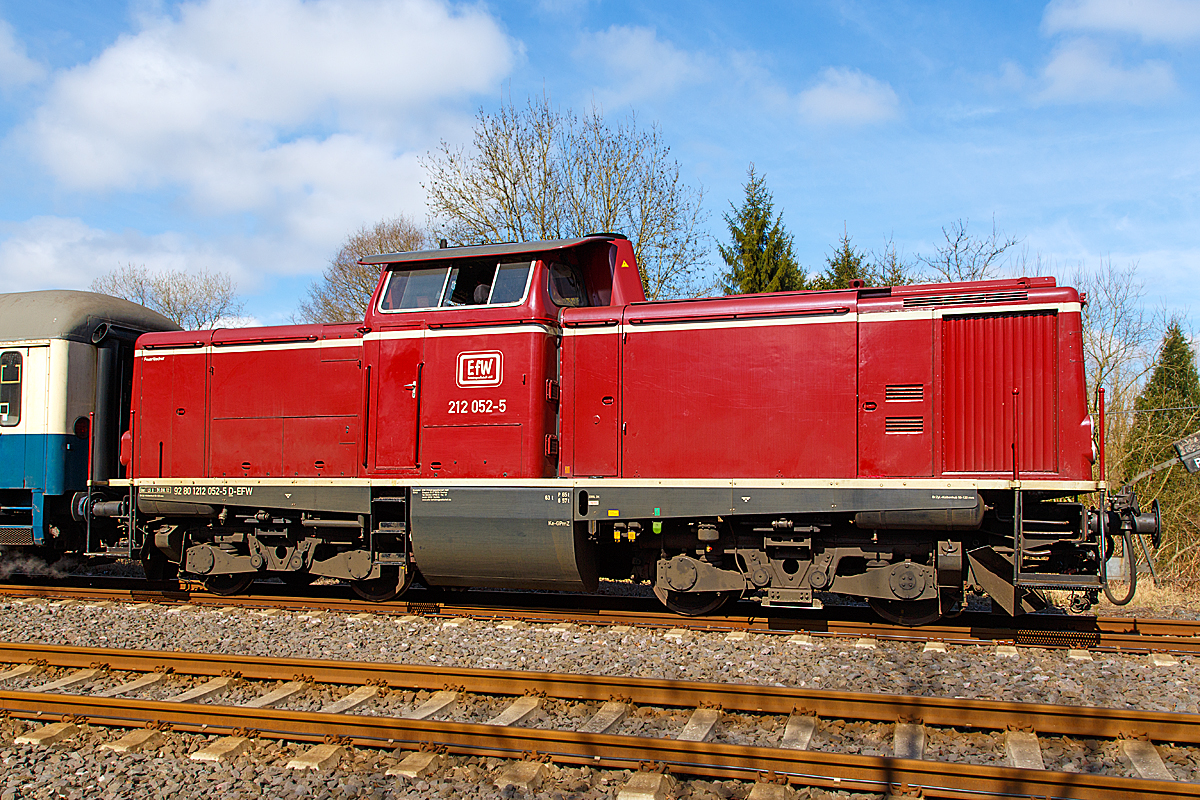 
Am anderen Ende von dem Dampfsonderzug  WESTERWALD EXPRESS  HEF (Historischen Eisenbahn Frankfurt e. V. ) als Eilzug 25710  (Frankfurt a.M. - Limburg/Lahn - Hachenburg) befand sich die 212 052-5  (92 80 1212 052-5 D-EFW) der EfW Verkehrsgesellschaft mbH, ex DB 212 052-5, ex DB V 100 2052, hier am 22.03.2015 im Bahnhof Hachenburg. 

Die V 100.20 wurde 1963 von MaK in Kiel unter der Fabriknummer 1000188 gebaut und an die  Deutsche Bundesbahn als V 100 2052 geliefert.  Zum 01.01.1968 erfolgte die Umzeichnung in 212 052-5, als diese fuhr sie auch bis zur Ausmusterung am 24.09.2001 bei der DB. Über ALSTOM Lokomotiven Service GmbH, Stendal kam sie dann zur EfW-Verkehrsgesellschaft mbH, die Übergabe erfolgte am 31.03.2004 nach erfolgreicher HU.