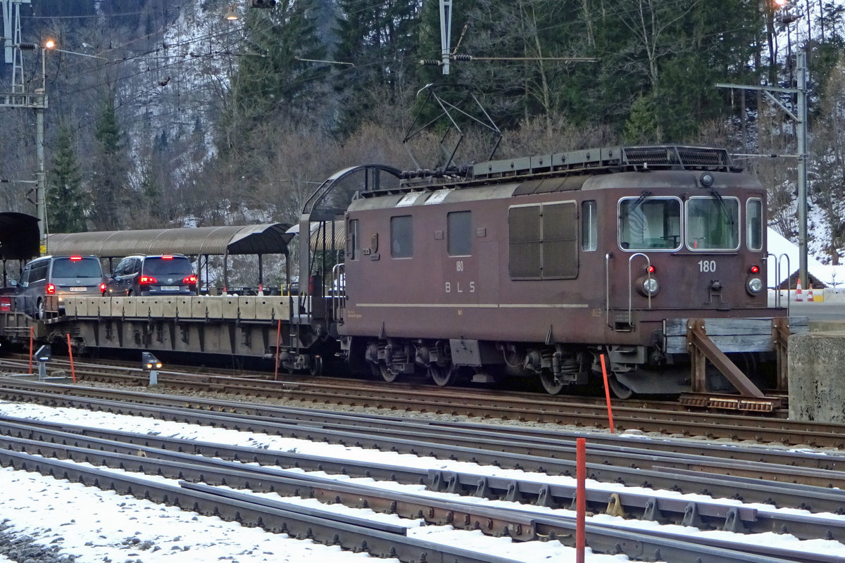 Am Autoverladerampe in Kandersteg steht am 1 Januar 2020 BLS 180. Während dieser periode wurden bis zum sieben PKW-Shuttles Kandersteg<=>Göppenstein gefahren.