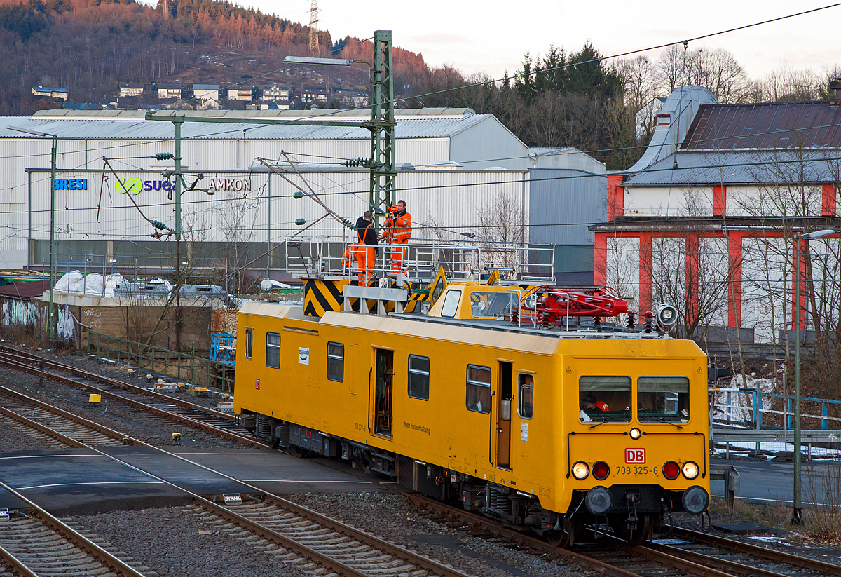 
Am frühen Morgen des 13.02.2018 hatte ein Lkw alle vier Oberleitungen am Bahnübergang Charlottenhütte (an der Siegstrecke) in Niederschelden beschädigt. Die Bahnstrecke zwischen Siegen und Brachbach war den ganzen Tag gesperrt, für diesen Notfall waren zwei Turmtriebwagen bzw. Instandhaltungsfahrzeuge für Oberleitungsanlagen (IFO) der DB Netz AG den ganzen Tag dort für die Reparaturarbeiten im Einsatz.

Hier der Oberleitungsrevisionstriebwagen (ORT) 708 325-6, ex DR 188 325-5, der der DB Netz AG. Der ORT 708 325-6 wurde 1990 von der Waggonbau Görlitz unter der Fabriknummer 20300/9 und als 188 325-5 an die DR geliefert

Die als Baureihe 708.3 der Deutschen Bahn (DB)  bezeichneten Fahrzeuge stammen noch aus der Entwicklung der DR kurz vor der deutschen Wiedervereinigung. Sie sind die dritte Generation von Oberleitungsrevisionstriebwagen (ORT) der DR und wurden als Baureihe 188.3 der Deutschen Reichsbahn (DR) gebaut.

Durch die fortschreitende Elektrifizierung in der DDR wurde es Mitte der 1980er-Jahre notwendig, ein neues Fahrzeug zur Wartung und Störungsbehebung an Oberleitungsanlagen zu beschaffen, um die älteren ORT-Baureihen 188.0 und 188.2 zu ergänzen und längerfristig zu ersetzen. So entwickelte die VES Versuchs- und Entwicklungsstelle Maschinenwirtschaft Halle, der VEB Waggonbau Görlitz und das RAW Wittenberge ein komplett neues Fahrzeug. Auf der Leipziger Frühjahrsmesse 1987 wurden schließlich die Prototypen 188 301 und 188 302 vorgestellt und anschließend bei den Bahnstromwerken Dresden und Halle eingehend getestet. Diese Tests zeigten die prinzipielle Eignung und kleine Unzulänglichkeiten, die nicht die Gesamtkonstruktion betrafen. Nun begann die Serienfertigung mit der Ablieferung des 188 303 am 27. Juni 1989 an die DR. Ihm folgten bis Dezember 1991 34 weitere Fahrzeuge, die auf dem gesamten Gebiet der DDR stationiert wurden. Geplant war, 50 Triebwagen zu beschaffen, was durch die deutsche Wiedervereinigung verhindert wurde. Es wurden kleinere Fahrzeuge bevorzugt, die einen separaten Antrieb für die Arbeitsfahrt besitzen. Ab August 1991 wurden die restlichen fünf Fahrzeuge direkt mit der Nummer nach DB Schema 708.3 und in einem leicht geänderten Farbton abgeliefert. Es sind nicht mehr alle Fahrzeuge im Bestand der DB Netz AG. Einige wurden im AW Wittenberge verschrottet und einige wurden z-gestellt, außerdem wurde der Prototyp 708 302 an die Firma Siemens verkauft. Alle Fahrzeuge, die sich im Bestand der DB Netz Notfalltechnik befinden, sind im gesamten Bundesgebiet anzutreffen.

Konstruktion und Aufbau
Der kantige Wagenkasten ist eine Schweißkonstruktion, die über die gesamte Fahrzeuglänge reicht. Zu betreten ist der Triebwagen über zwei versetzt angeordnete nach innen öffnende Türen an jedem Ende und über zwei Doppelschiebetüren in der Fahrzeugmitte. Diese führen in den großen Werkstattraum. An jedem Wagenende befindet sich ein Führerstand. Diese sind nach DR üblichen ergonomischen Grundsätzen gestaltet. 

Vom Führerstand I geht es direkt in den Werkstattraum, in dem sich diverse Werkzeuge, Ersatzteile, die Hydraulik für die Hubarbeitsbühne und der Dom befinden. Dieser ist über eine Treppe zu betreten und ermöglicht die Beobachtung des Fahrdrahtverlaufs an dem Messstromabnehmer VS H4. Hier ist über eine zweite Treppe der Ausstieg aufs Dach möglich. Die Ausstiegstüren lassen sich nur öffnen, wenn der Bügel am Fahrdraht anliegt und über einen Erdungsschalter bahngeerdet ist. In der Fahrzeugmitte befinden sich die beiden seitlichen Schiebetüren zum Ein- und Ausladen von sperrigen Gütern. Dafür ist dort ein Ladekran an der Decke angeordnet, welcher eine maximale Tragkraft von 300 kg hat und sich nach draußen verschieben lässt. Am Dom vorbei schließen sich der Schrank für die PZ 80R und der Waschraum an, der bis zum 188 330 über Waschbecken und Toilette verfügte. Danach war nur noch ein Waschbecken vorhanden. Die Toilette ist in offener Bauweise ausgeführt. Am WC vorbei führt eine Tür in den 3,6m langen Aufenthaltsraum, in dem sich ein Tisch und zwei Bänke befinden. Außerdem ist hier eine kleine Küchenzeile mit Kühlschrank, Spülbecken und Kochgelegenheit eingerichtet. Dem Aufenthaltsraum schließt sich der Führerraum II an, welcher größtenteils dem Führerstand I entspricht. Hier ist die Erdungsvorrichtung für den Stromabnehmer an der Decke der Beimannseite vorhanden. Auf dem Dach befindet sich über dem Werkstattraum die 6.290 mm lange Hubarbeitsbühne, welche hydraulisch 2 m angehoben und gedreht werden kann, außerdem noch eine 4.400 mm lange feste Bühne. Somit besteht eine nutzbare Arbeitsfläche von 17,7 m². Am anderen Wagenende befindet sich der Mess- und Erdungsstromabnehmer VS H4. Dieser ist im Anpressdruck stufenweise einstellbar und besitzt eine Skala, um den Zickzack-Lauf der Fahrleitung zu kontrollieren. Des Weiteren befinden sich auf dem Dach mehrere Suchscheinwerfer und Leuchtstofflampen zur Arbeitsfeldbeleuchtung.

Antrieb und Technik
Alle Triebwagen verfügten ursprünglich über einen Unterflur eingebauten 6-Zylinder-Dieselmotor aus dem Motorenwerk Roßlau/Elbe der Bauart 6 VD 18/15 AL2 HRW 123. Dieser überträgt seine Kraft über Kardanwellen und ein Wandlergetriebe vom Typ GS 20/4,2 (Anfahr- und Marschwandler) an ein Achsgetriebe AYD 145 und durch dieses an den Achstrieb AKK 145. Die elektrische Ausrüstung besteht aus drei Stromkreisen. Zum Anlassen des Fahrmotors und des BSA sowie zum Betrieb der Wechselsprechanlage ist eine 24-Volt-Anlage vorhanden, die ihre Energie aus einer Lichtmaschine mit zwei kW Leistung oder aus einem Akkumulator mit 195 Ah bezieht. Eine 110-V-Anlage zur Fahrzeugsteuerung, zum Betrieb der Hilfsbetriebe, Beleuchtung und der MESA wird von einem an das Strömungsgetriebe angeflanschten Drehstromgenerator mit 15 kW Leistung versorgt, zur Aufrechterhaltung der Spannung bei Fahrzeugstillstand sind zudem noch Bleiakkumulatoren mit 240 Ah Kapazität vorhanden. Zum Betrieb der Hubarbeitsbühne und der Werkzeuge ist zudem noch eine 380/220V-Drehstromanlage installiert, sie wird vom BSA gespeist und kann über einen Transformator und Gleichrichter die 110-V- und 24-V-Akkumulatoren laden. Als Sicherheitseinrichtungen besitzen alle Fahrzeuge eine Indusi der Bauart PZ 80R mit der Funktionalität PZB 90. 

Die Fahrzeuge laufen auf zwei Drehgestellen der modifizierten Bauart Görlitz Va. Trieb- und Laufdrehgestell sind in ihrer Konstruktion prinzipiell baugleich. Sie besitzen einen Achsstand von 2500 mm und sind Primär und Sekundär mit Schraubenfedern ausgerüstet. Abgebremst wird der Triebwagen über eine Druckluft-Scheibenbremse der Bauart KE-GP mZ (D), die über ein DAKO BS 4m oder Knorr EE4 Bremsventil auf vier Bremsscheiben im Laufdrehgestell und zwei Bremsscheiben im Triebdrehgestell wirkt und ein Bremsgewicht von 62 t in der Bremsstellung P (54 t in G) erzeugt.

Modernisierung
Aufgrund der relativ jungen Konstruktion, der guten Substanz und der schwieriger werdenden Ersatzteillage beschloss die DB Netz AG im Jahr 2004 die Modernisierung der Baureihe 708.3. Dem AW Wittenberge (DB Fahrzeuginstandhaltung GmbH Werk Wittenberge) wurde der Auftrag erteilt, ein Konzept zur Modernisierung zu entwickeln. Das Konzept sah vor, den Fahrmotor gegen einen 6-Zylinder-LKW-Dieselmotor von MAN zu tauschen, das ursprüngliche Strömungsgetriebe bei MAN und Voith in Heidenheim aufzuarbeiten, die Kühlanlagen gegen eine Behr-Kühlanlage zu ersetzen, die Arbeitsfeldbeleuchtung zu verbessern und die Suchscheinwerfer auf Xenon-Gasentladungslampen umzubauen. Außerdem wurde das Bordstromaggregat gegen ein neues mit einem Motor von Hatz getauscht. Die Leistung wurde dadurch von 14 kW auf 22 kW gesteigert. 

Des Weiteren wurde eine elektronische Motorsteuerung eingebaut und die Anzeigen für Kühlwasser-, Strömungsgetriebetemperatur und Motordrehzahl auf LED-Laufbandanzeige umgestellt. Neu hinzu kam an den Tankklappen eine LED-Anzeige für den Dieselkraftstoffstand ähnlich der Wasseranzeige bei Reisezugwagen. Im Oktober 2004 verließ mit 708 324 der erste modernisierte ORT das Werk und wurde sogleich eingehend bei DB Netz Wittenberge getestet, was sich anbot, da sich hier durch die örtliche Nähe zum betreuenden Ausbesserungswerk ein möglicher Schaden schnell beheben lässt. Die ersten Fahrzeuge wurden in der Ursprungslackierung neu lackiert oder ausgebessert. Ab Oktober 2006 wurde mit 708 334 die gelbe Standardlackierung für Bahndienstfahrzeuge in RAL 1004 eingeführt.

TECHNISCHE DATEN:
Hersteller:  VEB Waggonbau Görlitz
Baujahre: 1987–1991
Spurweite: 1.435 mm (Normalspur)
Achsformel:  (1A)'2'
Länge über Puffer: 22.400 mm
Drehzapfenabstand: 15.800 mm
Achsabstand in den Drehgestellen: 2.500 mm
Raddurchmesser: 920 mm (neu) / 860 mm (abgenutzt)
Höhe:  4.200 mm
Eigengewicht: 60 t
Nutzlast:  2 t
Zul. Anhängelast: 50 t
Zur Mitfahrt zugel. Personenzahl: 10
Zugelassen für Streckenklasse: A
kleinster befahrbarer Gleisbogen: R= 120 m
Höchstgeschwindigkeit:  100 km/h (Eigenfahrt und geschleppt)
Installierte Leistung: 	330 kW (neu 367 kW)
Traktionsleistung:  320kW
Antrieb:  dieselhydraulisch
Bremse: KE-GP m. Z. (D)
