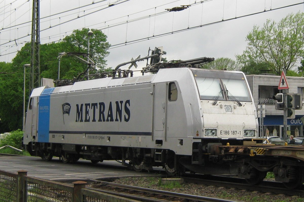 Am grauen 11 Mai 2012 verlässt Metrans 186 187 mit der Praha-KLV Emmerich und soll innerhalb ein Viertelstünde die Betuwe-Route auffahren.