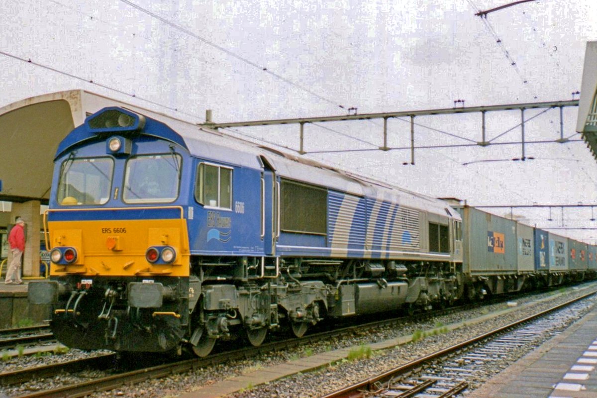 Am grauen 15 Juni 2005 steht ERS 6606 in Rotterdam Centraal.