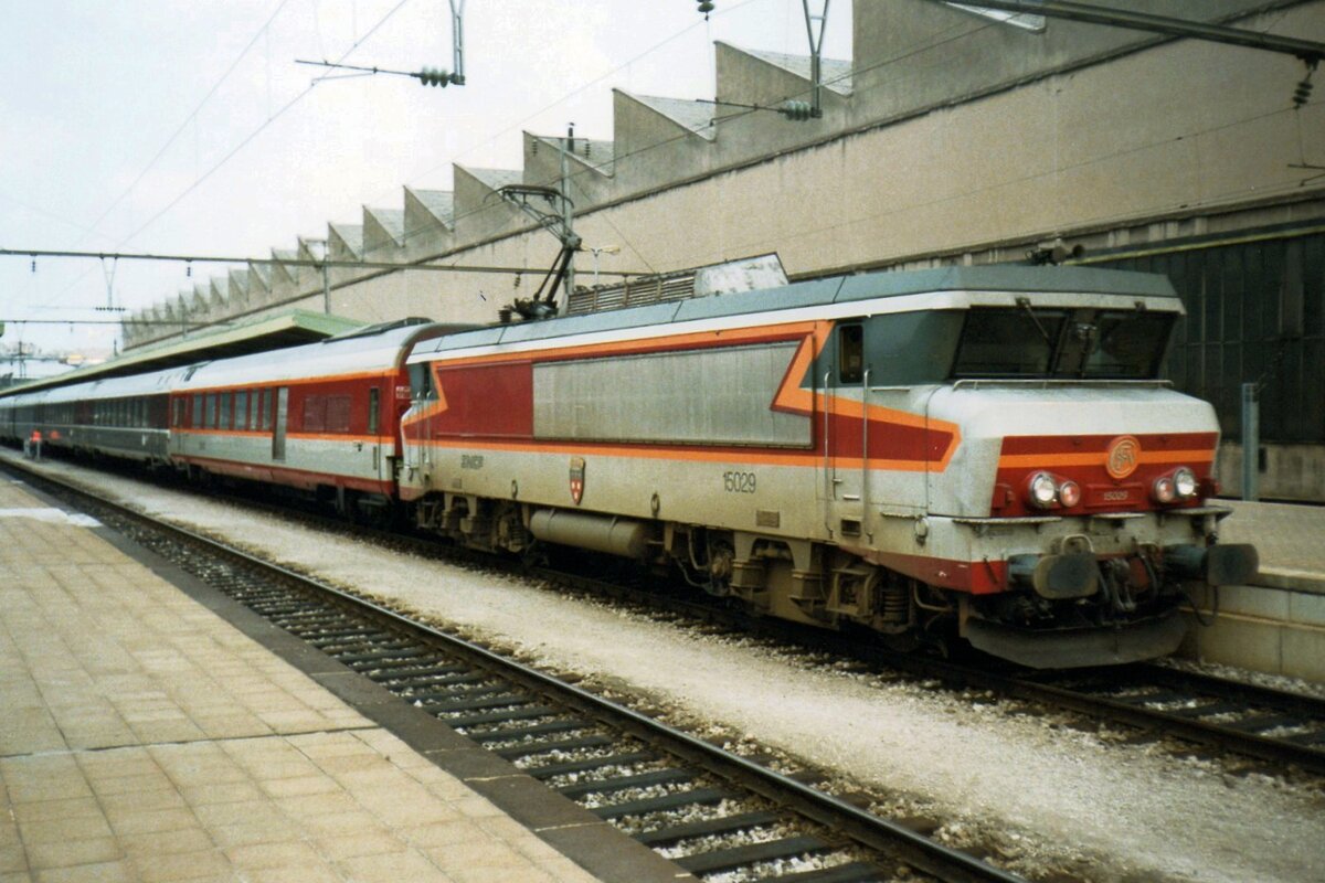 Am grauen 23 Juli 1998 steht 15029 -noch weitgehend in Originalzustand- mit EC90 VICTOR HUGO nach Paris in Luxembourg Gare.