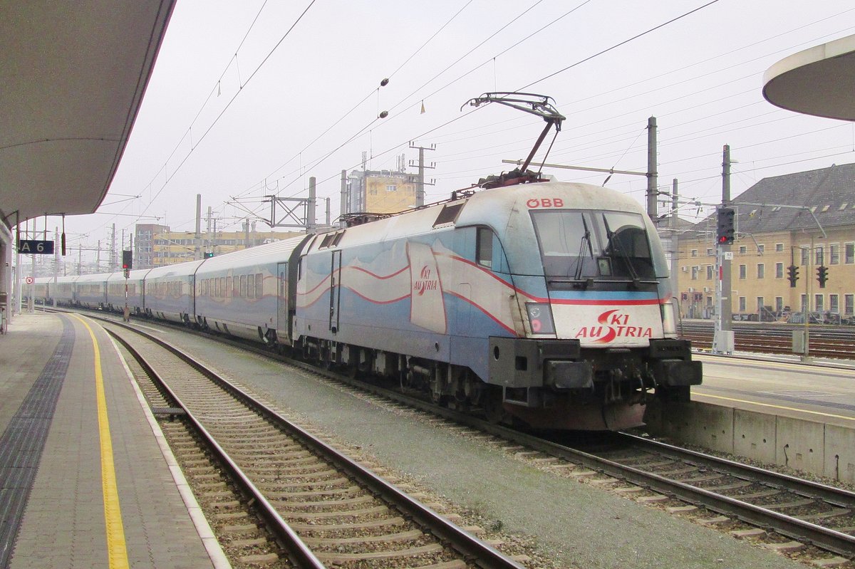 Am grauen 30 Dezember 2016 verlässt 1116 251 Linz Hbf.