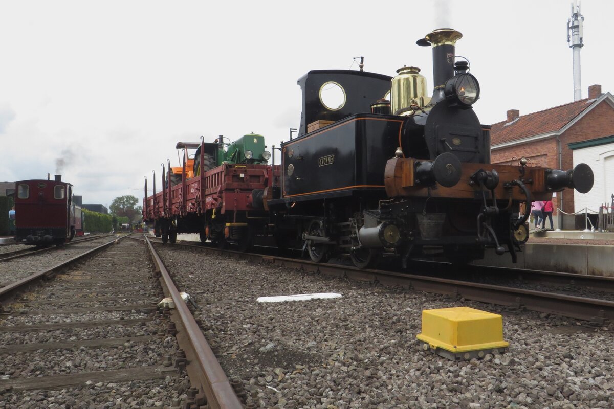 Am grauen 6.Mai 2023 steht YVONNE mit ein Quasi-Guterzug in Maldegem.