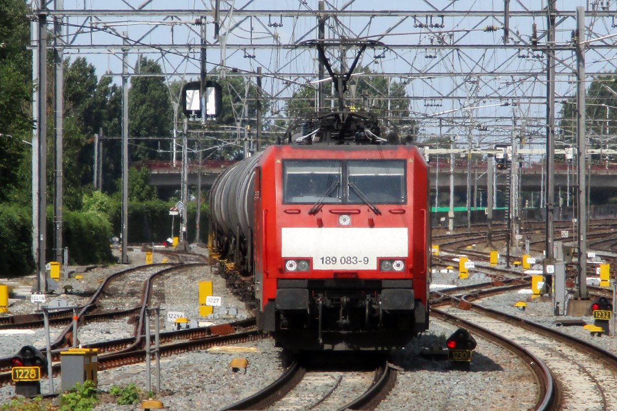 Am Kopf! GATX-Kesselwagenzug mit 189 083 durchfahrt am 18 Juli 2018 Dordrecht.