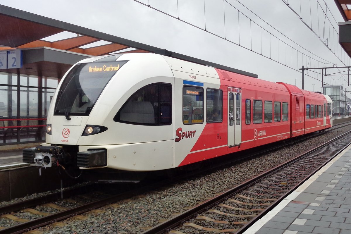 Am miesen 28 März 2018 steht Arriva 261 in Elst. 