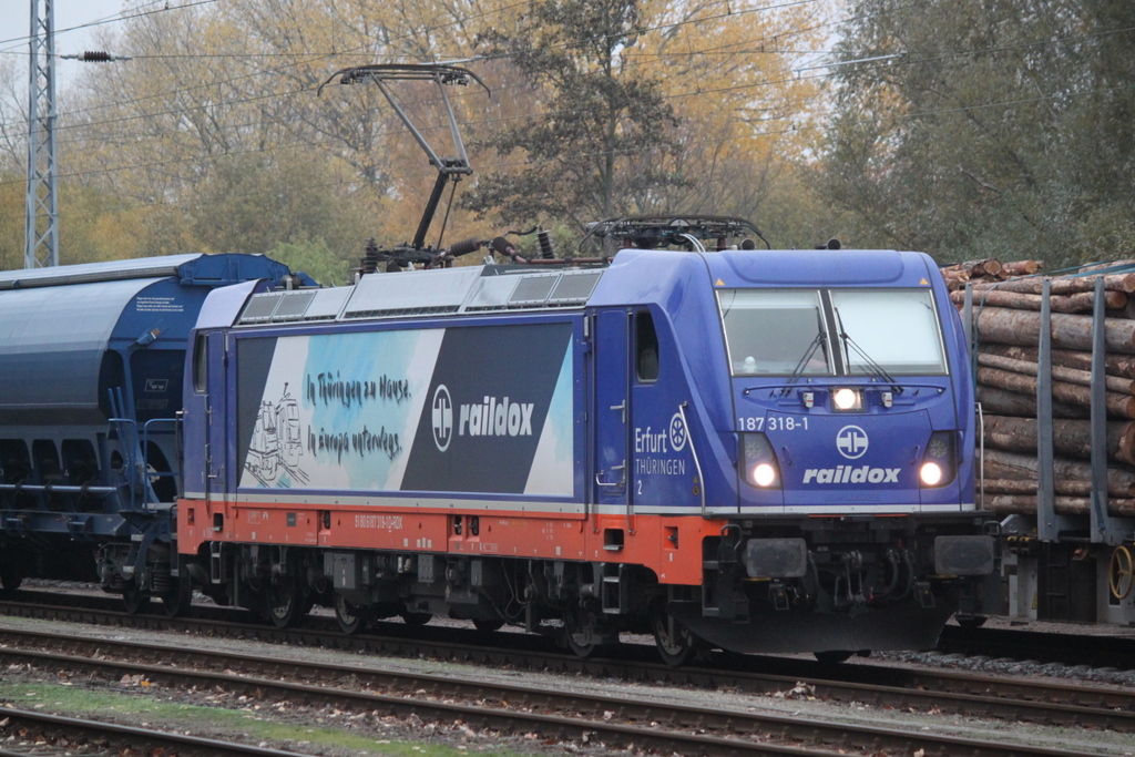 am Nachmittag des 04.11.2018 stand 187 318-1 mit D�ngerzug  in Rostock-Bramow. 