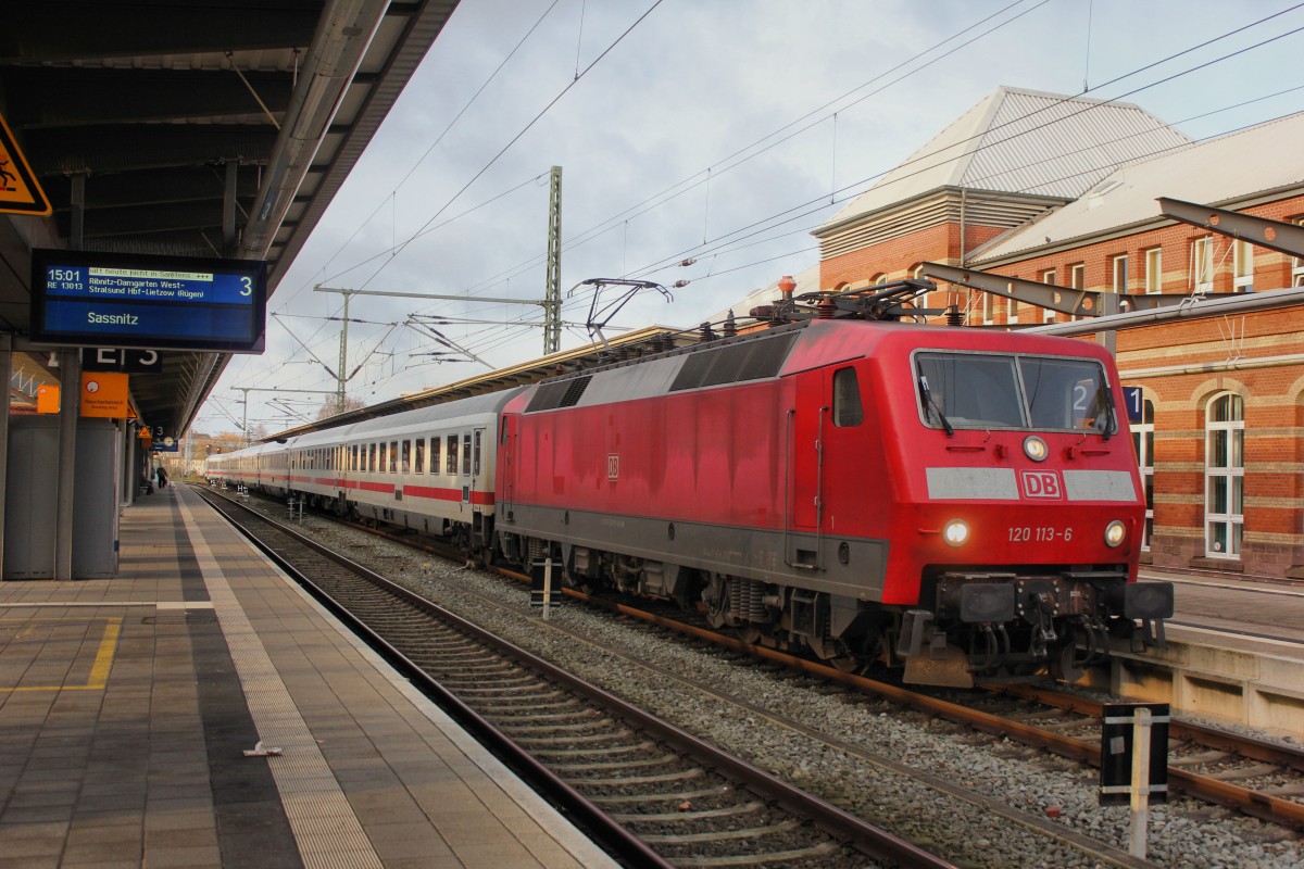 Am Nachmittag des 12.12.2015 war der IC nach Frankfurt am Main Außerplanmäßig wegen einer Weichenstörung auf Gleis 2 in Rostock Hauptbahnhof eingefahren.
Hier zusehen bei der Ausfahrt nach Hamburg Hauptbahnhof.