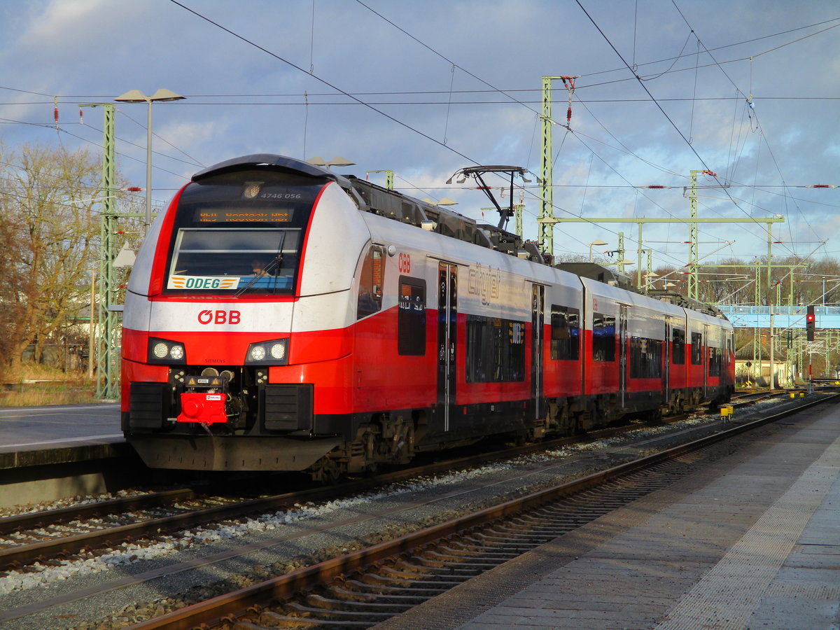 Am Nachmittag,vom 15.Dezember 2019,konnte ich den ODEG 4746 056,als RE Sassnitz-Rostock,bei schnstem Wetter in Bergen/Rgen fotografieren.