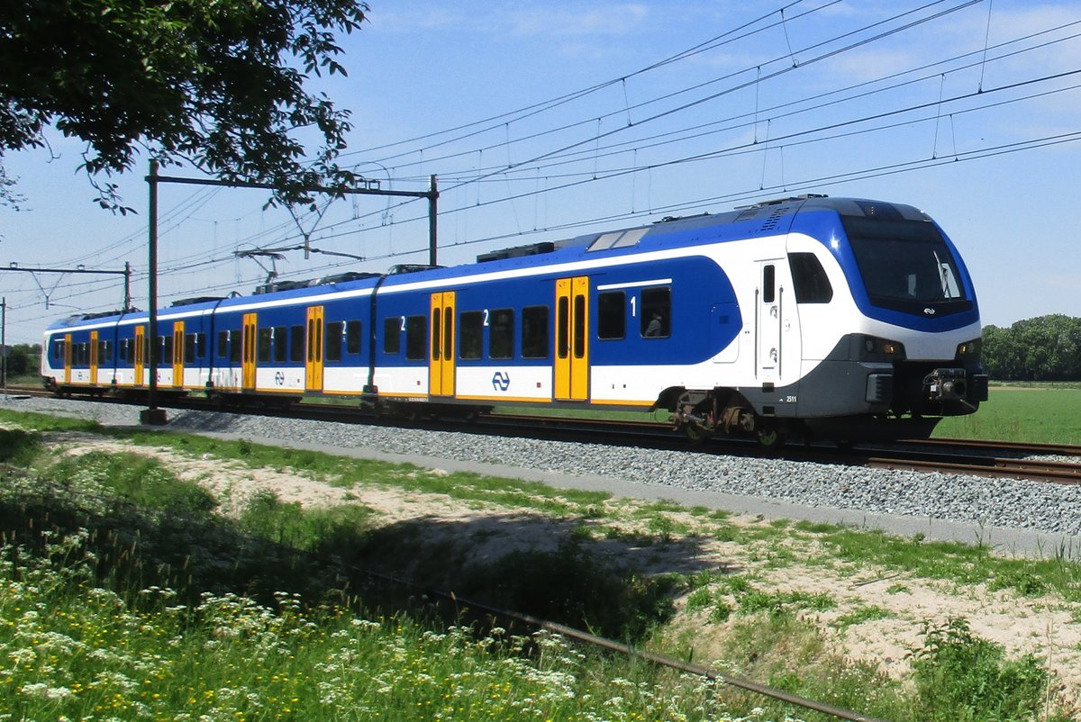 Am sonnigen 19 Mai 2017 passiert NS 2511 der Ortschaft Wijchen-Kraayenberg.