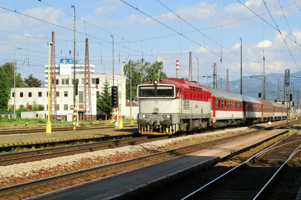 Am sonnigen Mittag von 14 Mai 2018 treft 754 072 in Vrutky ein. 