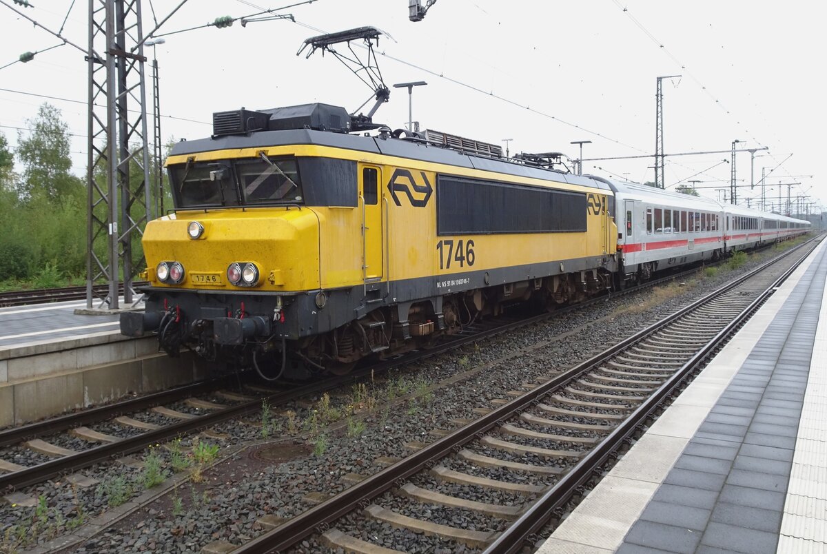 Am trüben 9.September 2022 steht NS 1746 mit ein IC-Berlijn in Bad Bentheim.