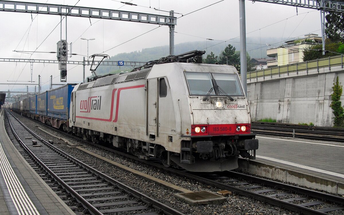 Am verregneten 15.Mai 2010 durchfahrt Crossrail 185 580 samt KLV Spiez.