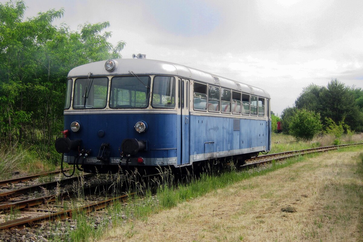 Am wechselhaften 28 Mai 2012 töfft 8081.15 durch das Gelände von das Heizhaus Strasshof.