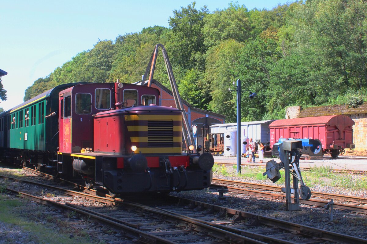 AMTF, ex-CFL 2001 zieht ein Pendelzug aus Bois-de-Rodange ins Museumsgebiet des AMTF/Train 1900 am 20 Augustus 2023.