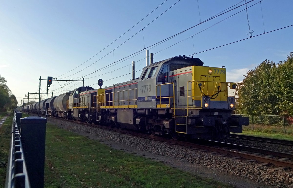 An 2 November 2019 schleppt 7779 mit ein Schwesterlok der Dolime-Ganzzug durch Alverna.