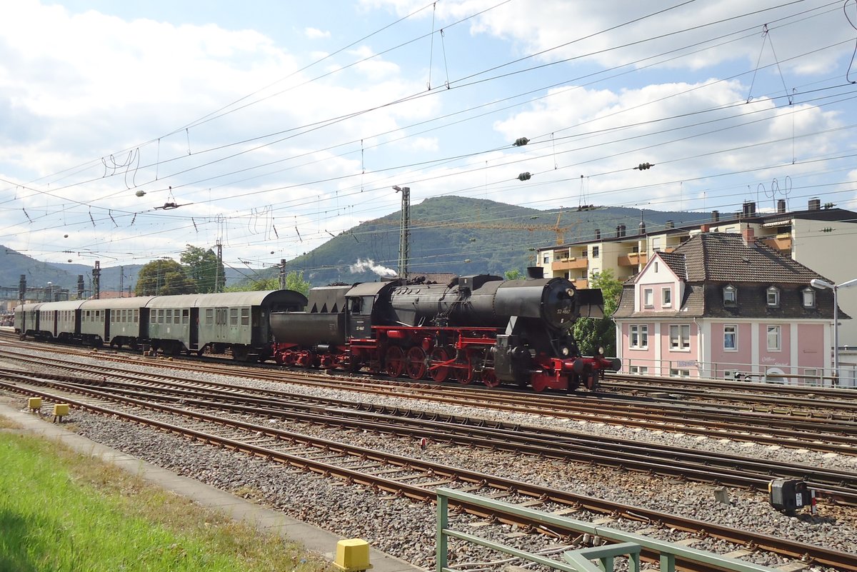 An 31 Mai 2014 verlässt 52 4867 mit ein Dampfsonderzug Neustadt (W).