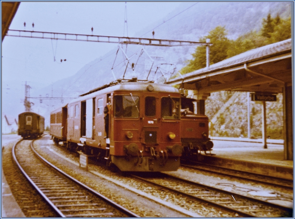 An etwa derselben Stelle wie beim vorangegangen Bild konnte vor gut vierzig Jahren dieser De 4/4 1670 beim rangieren in Vallorbe fotografiert werden. Der Zug kam aus dem Vallée de Joux und führte auch den links im Bild zu sehenden Postwagen mit. Zu jener Zeit verfügte die PBr kaum über eigenes Rollmaterial und die (kurzen) Züge wurden von der SBB gestellt. 

Analogbild vom 2. Oktober 1982