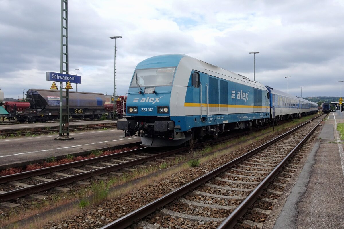 An grauen 27 Mai 2022 steht 223 061 mit der Zapadny-Express in Schwandorf.