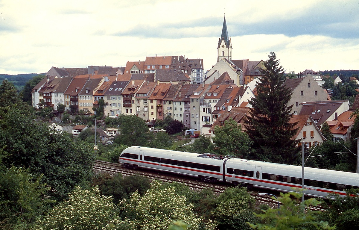 An der historischen Stadtkulisse von Engen vorbei fährt ein ICE T im Juni 1999 in Richtung Tuttlingen