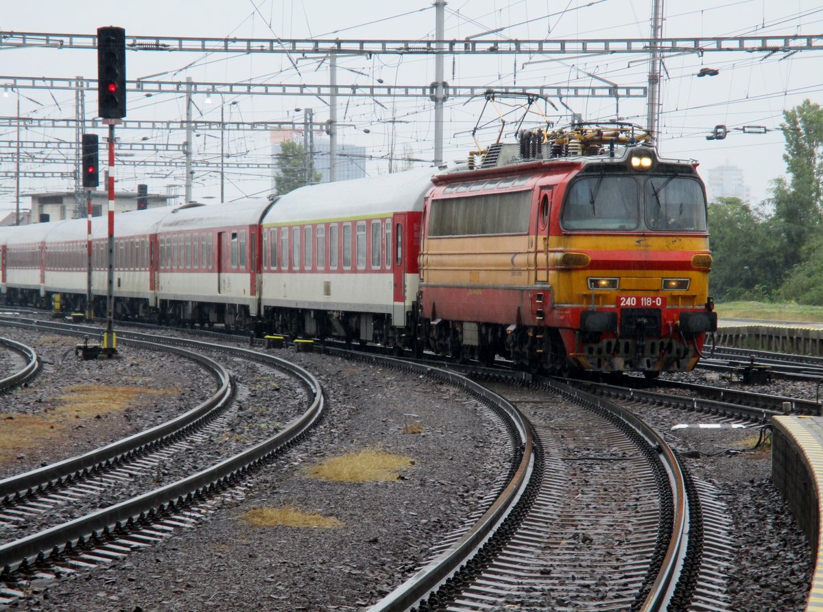 An regnerischen 19 September 2017 treft 240 118 in Bratislava hl.st. ein.