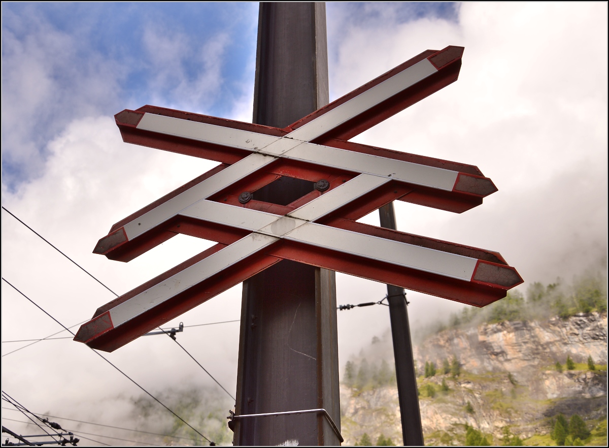 Andreaskreuz am Bahnübergang direkt am Zermatter Bahnhof der Gornergratbahn. August 2014.