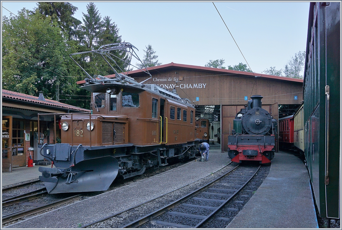 Anlsslich des 50 Jahre Jubilum der B-C kam es im Rahmen des Mega Bernina Festivals zum wohl einmaligen Treffen zweier einmaliger Charakterkpfe: des RhB Krokodils Ge 4/4 182 und der SEG G 2x3/3 104 (C'Ch4vt-Mallet) in Chaulin. Whrend die RhB Ge 4/4 als Gastlok bei der BC weilte, ist die 56 Tonnen schwere und 35 km/h schnelle Nassdampf G 2x 3/3 104 (Hanomag 10437, Baujahr 1925) schon seit 1967 bei der BC und soll nun wieder betriebsfhig aufgearbeitet werden. 8. Sept. 2018