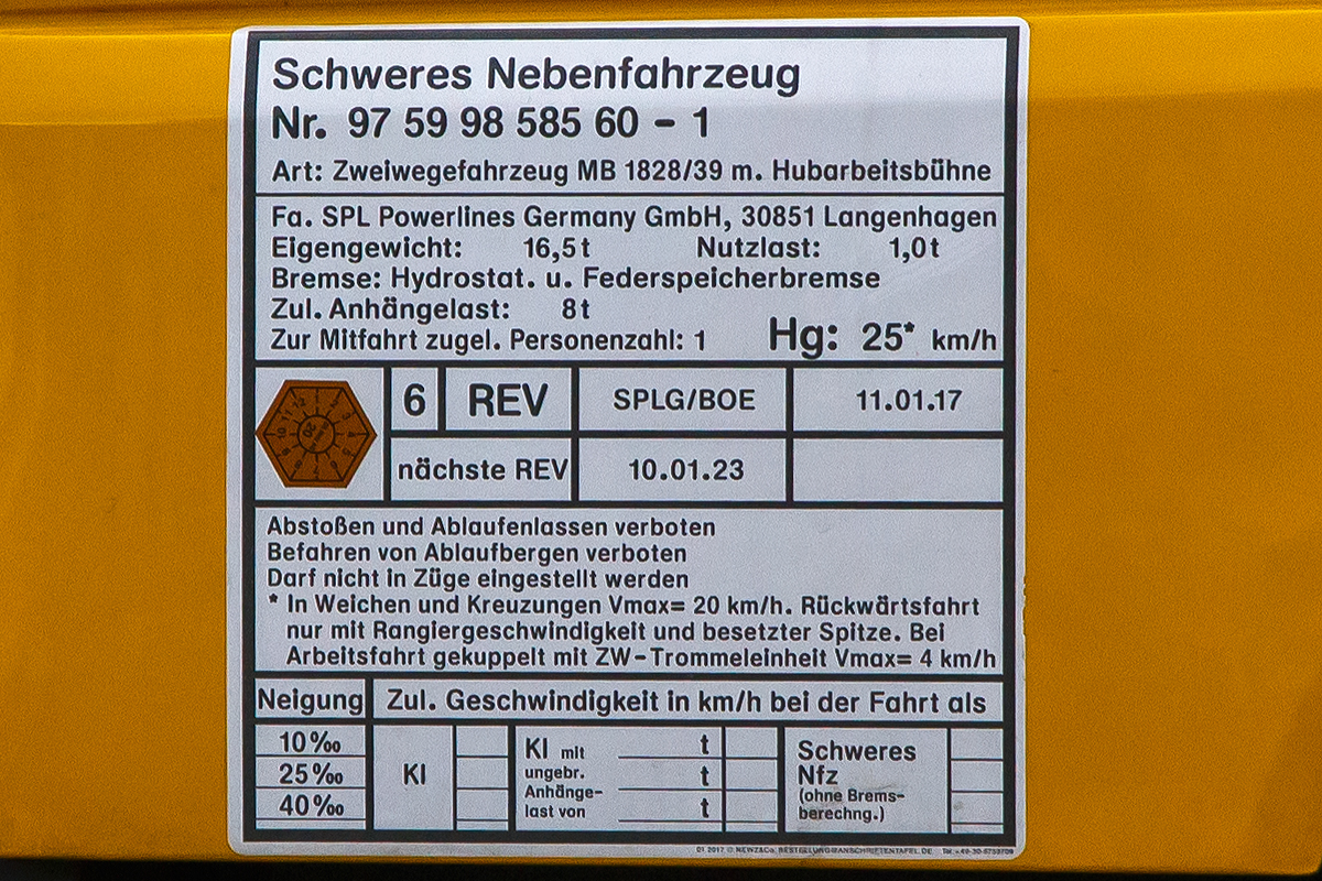 
Anschriftentafel des Zweiwege-Oberleitungsmontagefahrzeug mit Hubarbeitsbühne (ZW-OMF-3T-LDC 1828/39), Schweres Nebenfahrzeug Nr. 97 59 98 585 60-1 (Kfz-Kennzeichen H-PL 2068) der SPL Powerlines Germany GmbH, abgestellt in Betzdorf/Sieg am 13.08.2019.