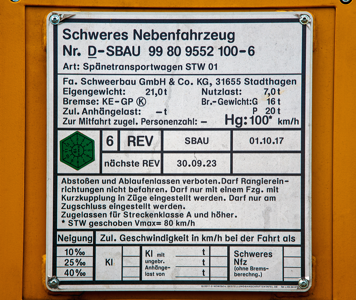 
Anschriftentafel Spänetransportwagen STW 01, mit Schleifeinheit (Rutschersteinschleifen), Schweres Nebenfahrzeug-Nr. D-SBAU 99 80 9 552 100-6.

Abgestellt am 07.07.2019 beim ICE-Bahnhof Montabaur.