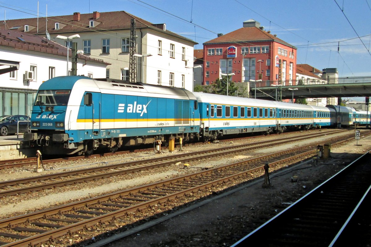 Arriva 223 068 treft am 17 September 2015 in Regensburg Hbf ein.