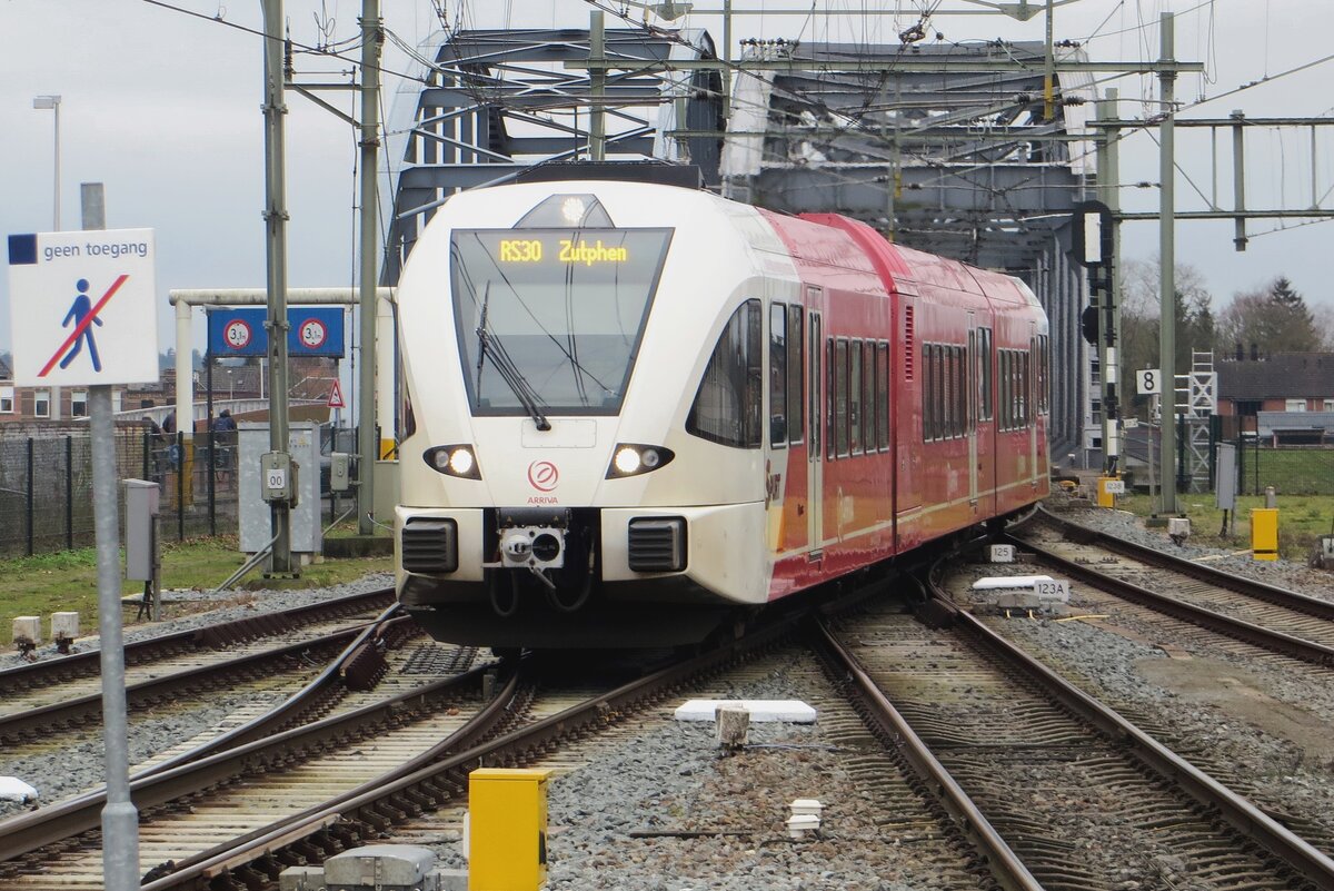 Arriva 373 treft von die IJssel-Brücke kommend, am 17 Februar 2023 in Zutphen ein.