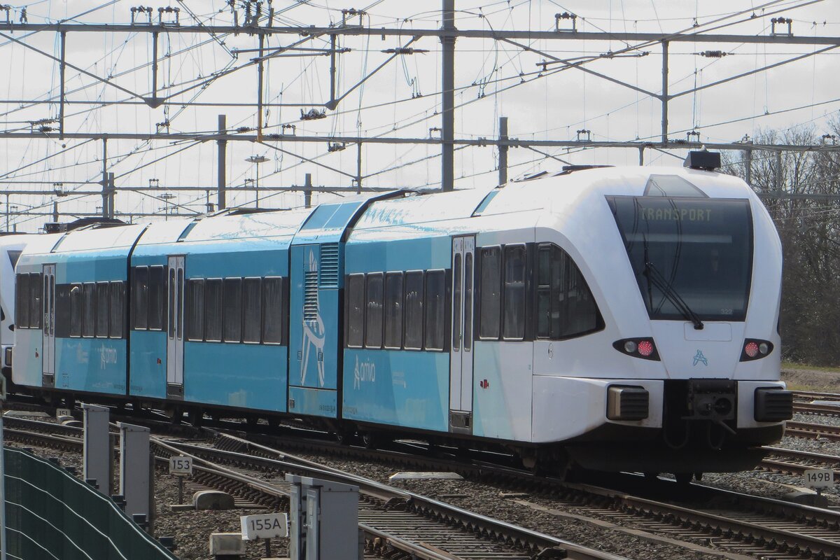 Arriva Noord 322 treft am 14 März 2022 in Nijmegen ein. Ähnlich wie in Deutschland wicht der Standarddesign für die Provinziale farben; Arriva Noord hat dieses neues design, wo z.B. Arriva Limburg die GTWs in dunkelblau mit weisse Kabinen und der roter Limburg-Löwe fahren lasst.