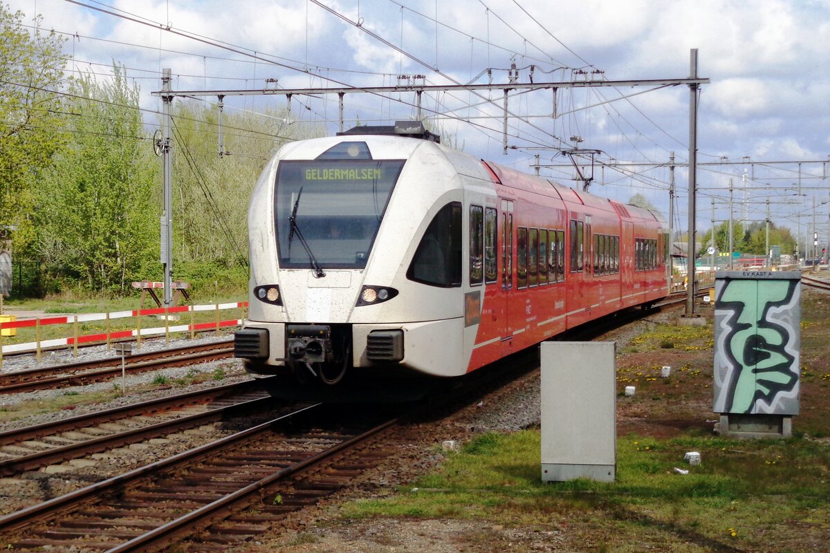 Arriva/Qbuzz 6357 treft am 13 April 2016 in Geldermalsen ein.