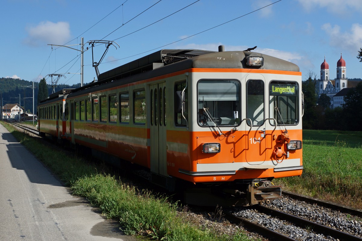 ASm: Am 24. September 2015 war die sehr selten im Einsatz stehende eiserne Reserve bestehend aus den Be 4/4 103 und Be 4/4 104 (ehemals BTI/SZB) mit einem Regionalzug bei St. Urban unterwegs. Rechts im Bild ersichtlich ist die Klosterkirche St. Urban , die sich bereits auf Luzernerboden befindet. Die beiden Haltestellen von St. Urban hingegen befinden sich im Kanton Bern.
Foto: Walter Ruetsch