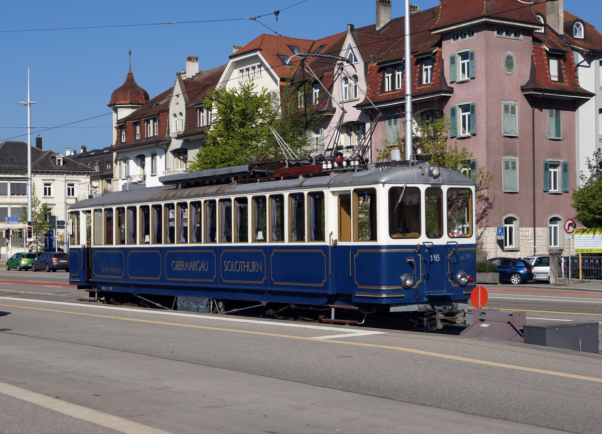 ASm: Nach vielen Jahren wieder einmal die Endhaltestelle Solothurn-HB erreicht.
Zufallsbild vom 9. April 2017 mit dem BRe 4/4 116 der ehemaligen LJB aus dem Jahre 1907. Gebaut wurde er von Ringh Alioth MFO. Zum Wagen für Gesellschaftsfahrten umgebaut wurde er in der OJB Werkstätte Langenthal.
Foto: Walter Ruetsch